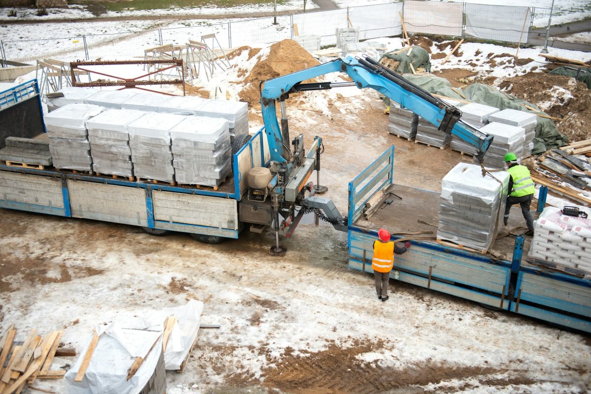 delivery and unloading of aerated concrete blocks at the construction site of an apartment building